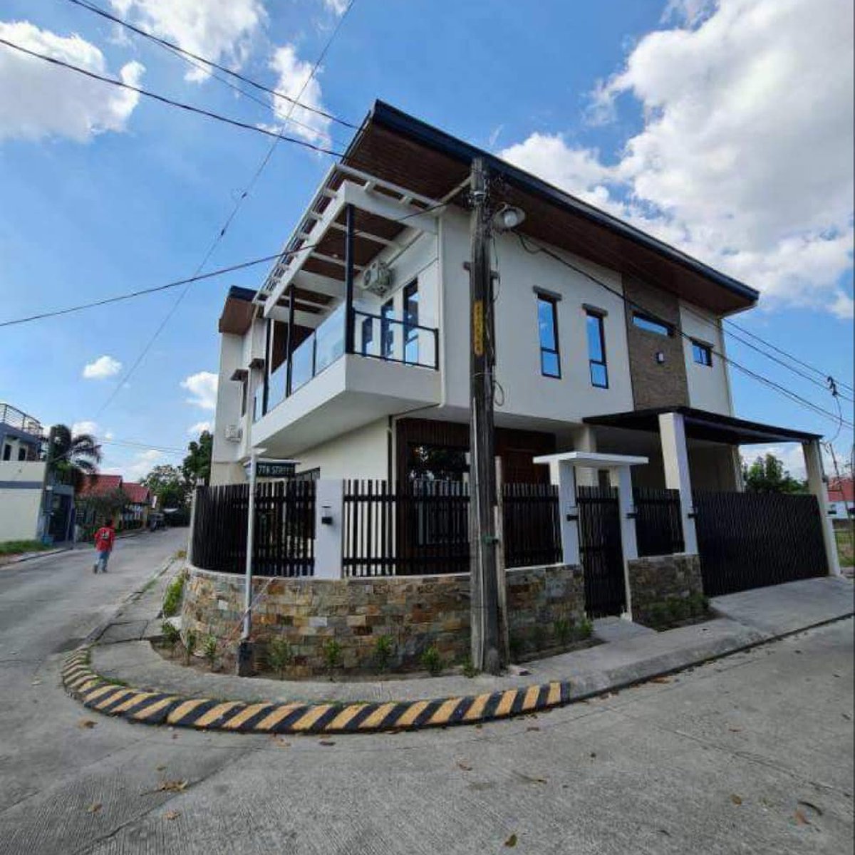 Corner House with pool for Sale in Metrogate Subd. in Angeles City