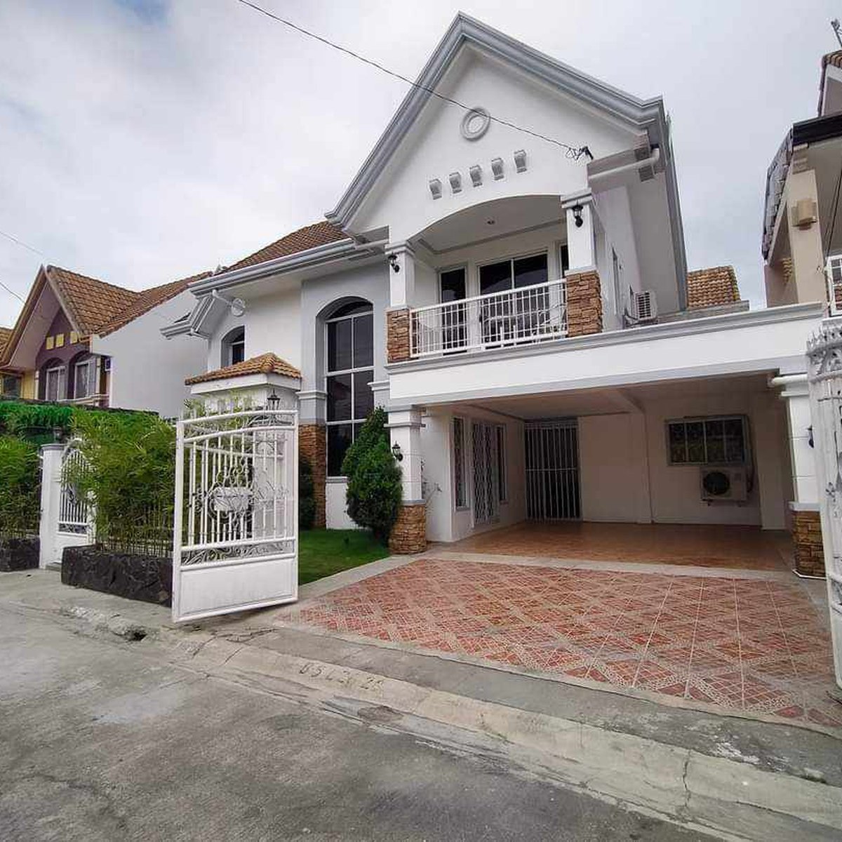 4bedroom House and Lot with Pool For Rent in Mabalacat Pampanga [House