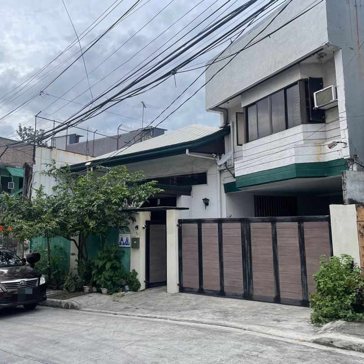 5BR House and Lot for Sale in East Grace Park Caloocan City [House and