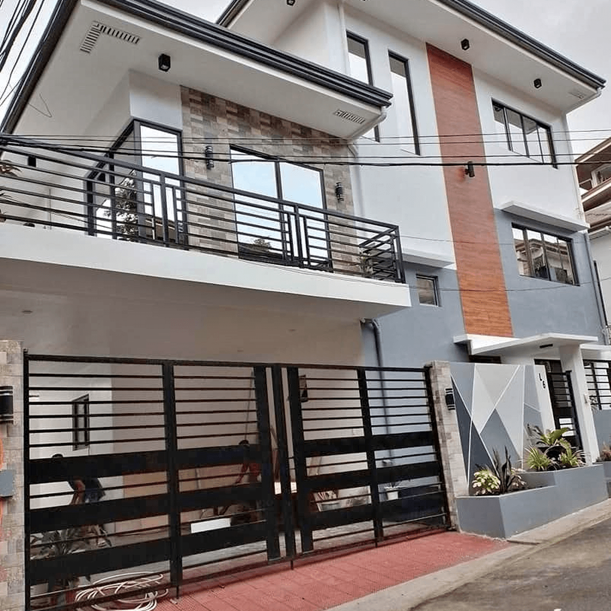 6BR House and Lot for Sale at Dona Carmen, Commonwealth Quezon City
