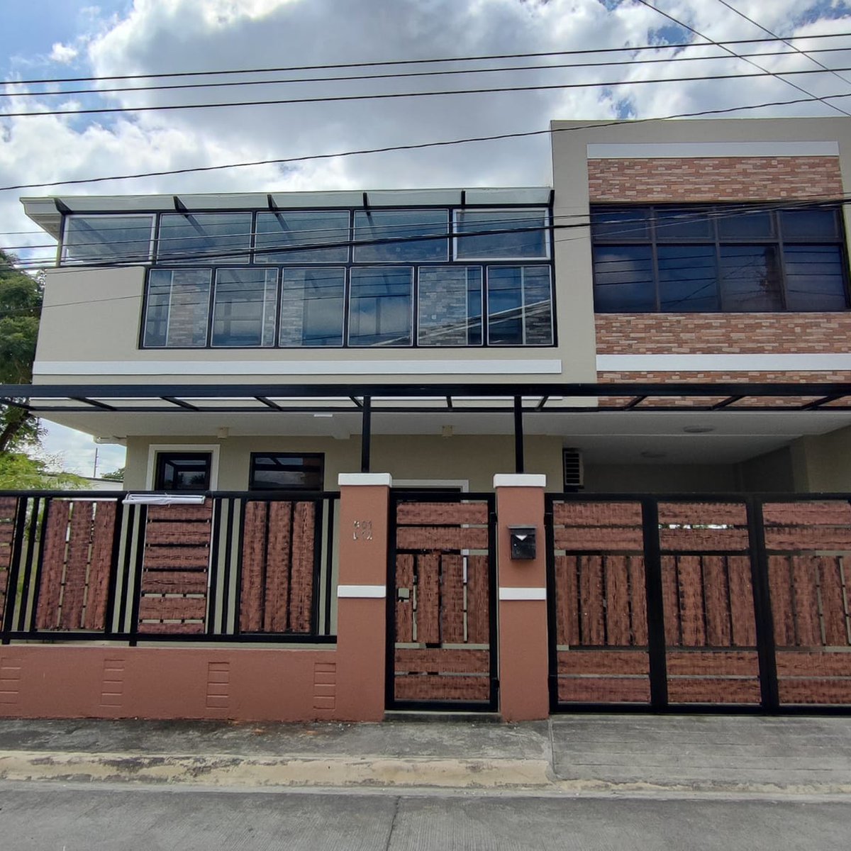 RENOVATED TWOSTOREY HOUSE AND LOT IN ANGELES CITY NEAR KOREAN TOWN