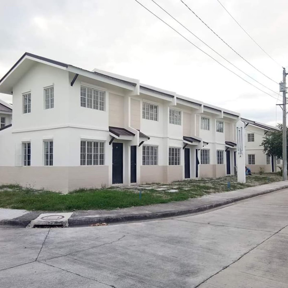 READY FOR OCCUPANCY TOWNHOUSE IN MABALACAT NEAR CLARK AUSTINE HOMES