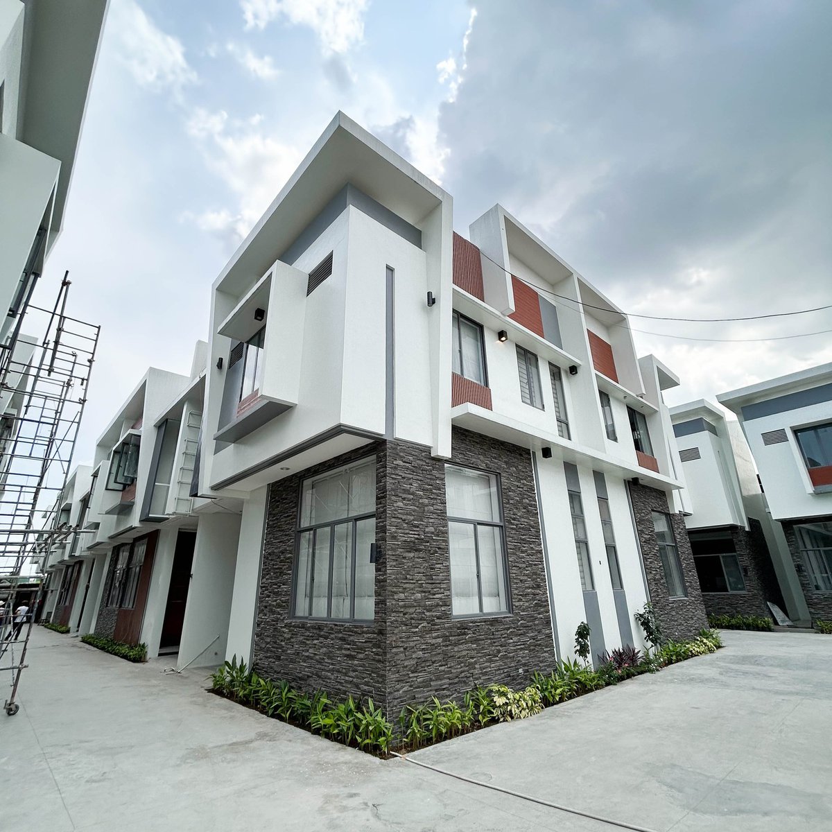 3bedroom Townhouse For Sale in Munoz Project 8 Quezon City [House and