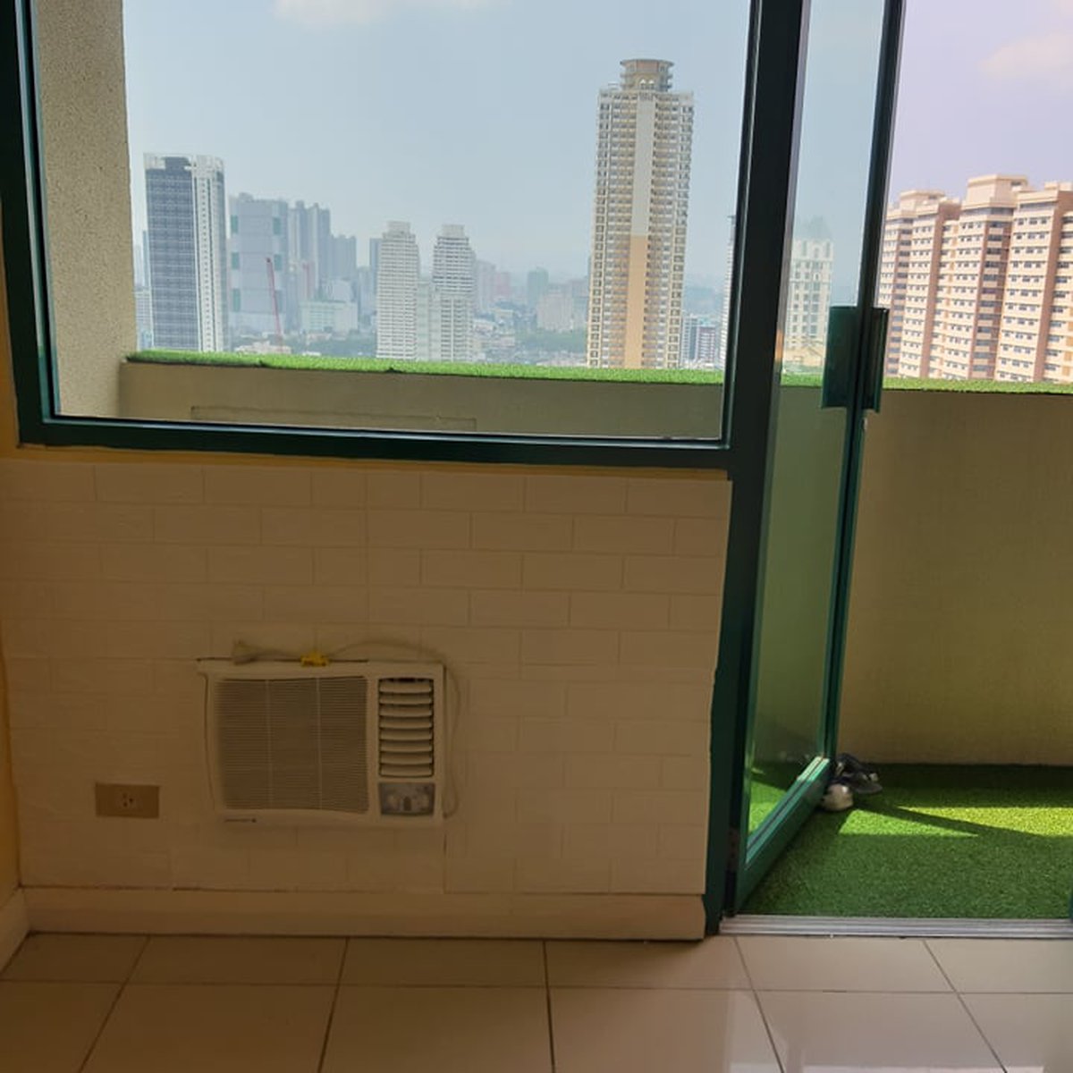 Studio Unit for Rent in Robinson Place Residences Ermita Manila [Condo