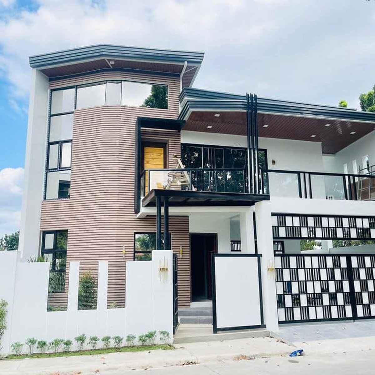 TWOSTOREY MODERN HOUSE IN PAMPANGA NEAR CLARK AND DAU NLEX EXIT [House