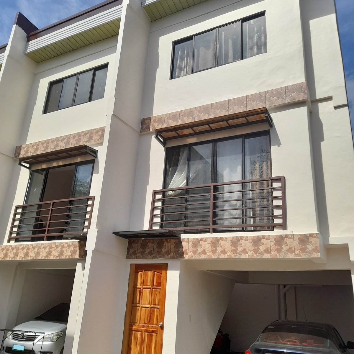 Brand New 2 BR Townhouse near Capitol Ayala Center & UP Cebu Escario