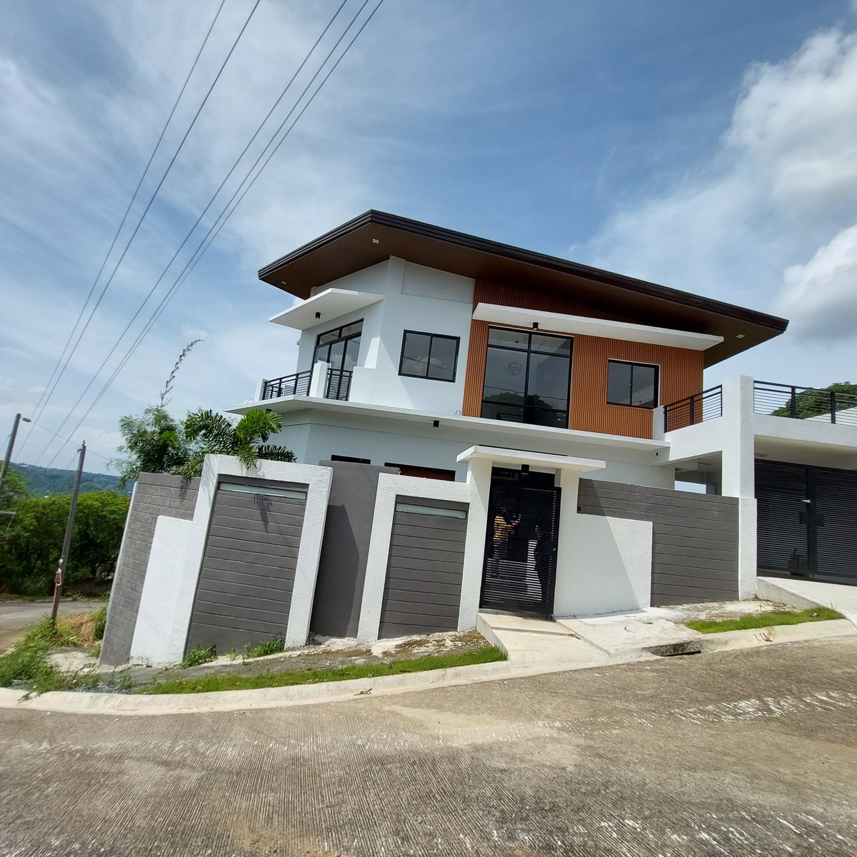 Corner House and Lot for Sale in Lower Antipolo with Overlooking [House