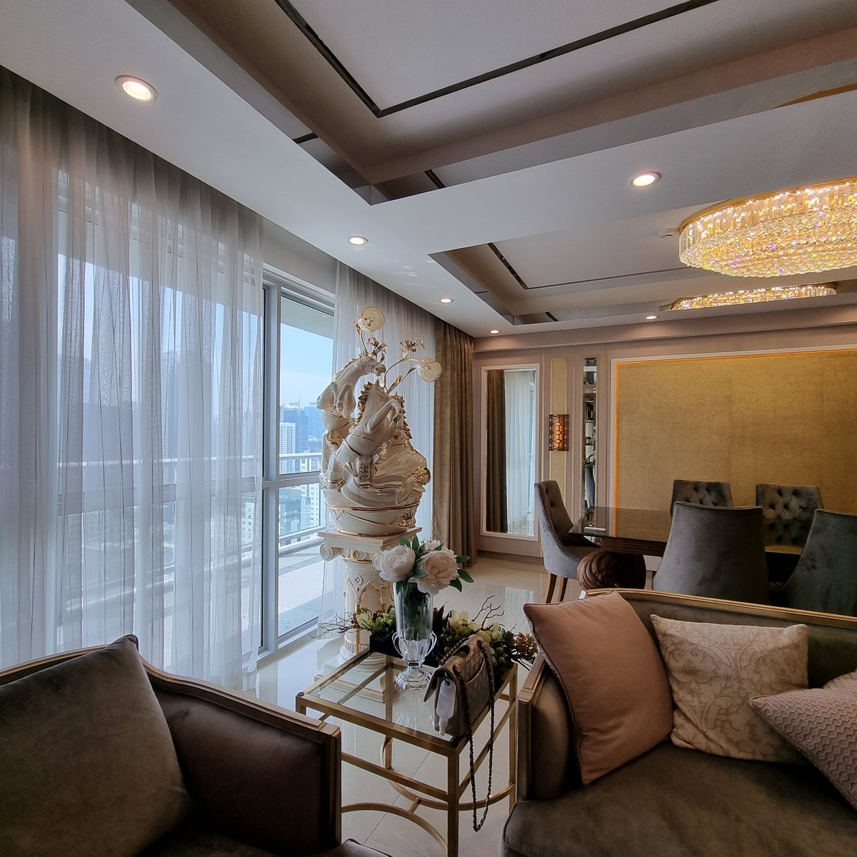 2BR Condo Unit in East Tower at One Serendra with Balcony [Condo 🏙️