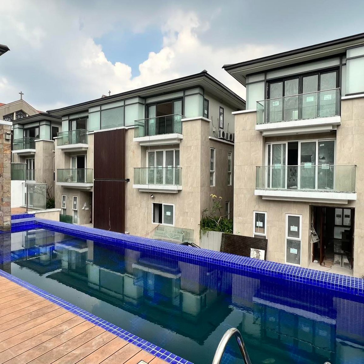 99.9M Private Villa in New Manila for Sale [House and Lot 🏘️