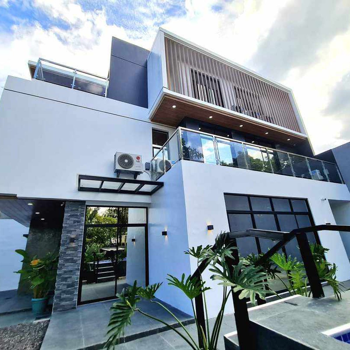 400 sqm House and Lot with 5BR FOR SALE in West Fairview Quezon City