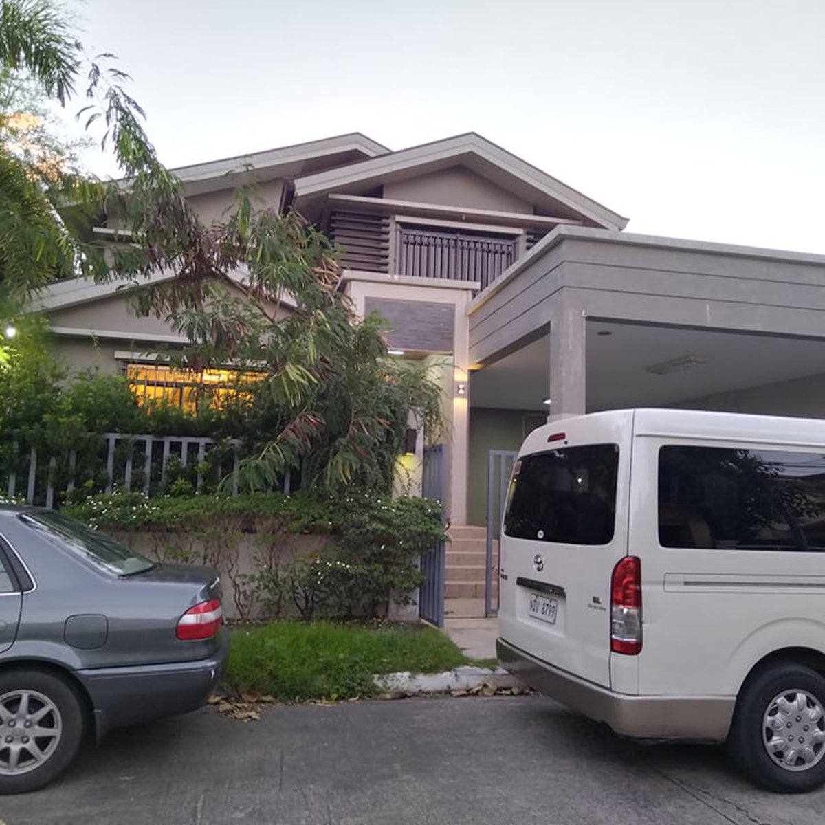 5BR Modern House For Rent in Tahanan Village Paranaque City [House and