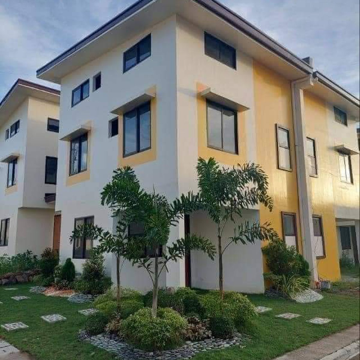 RFO!RFO!3 STOREY DUPLEX UNIT, PROV. 24 BR 4 SALE IN BINANGONAN RIZAL