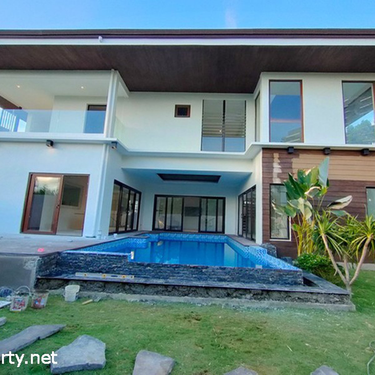 FOR SALE HOUSE AND LOT IN MACTAN CEBU WITH SWIMMING POOL [House and Lot