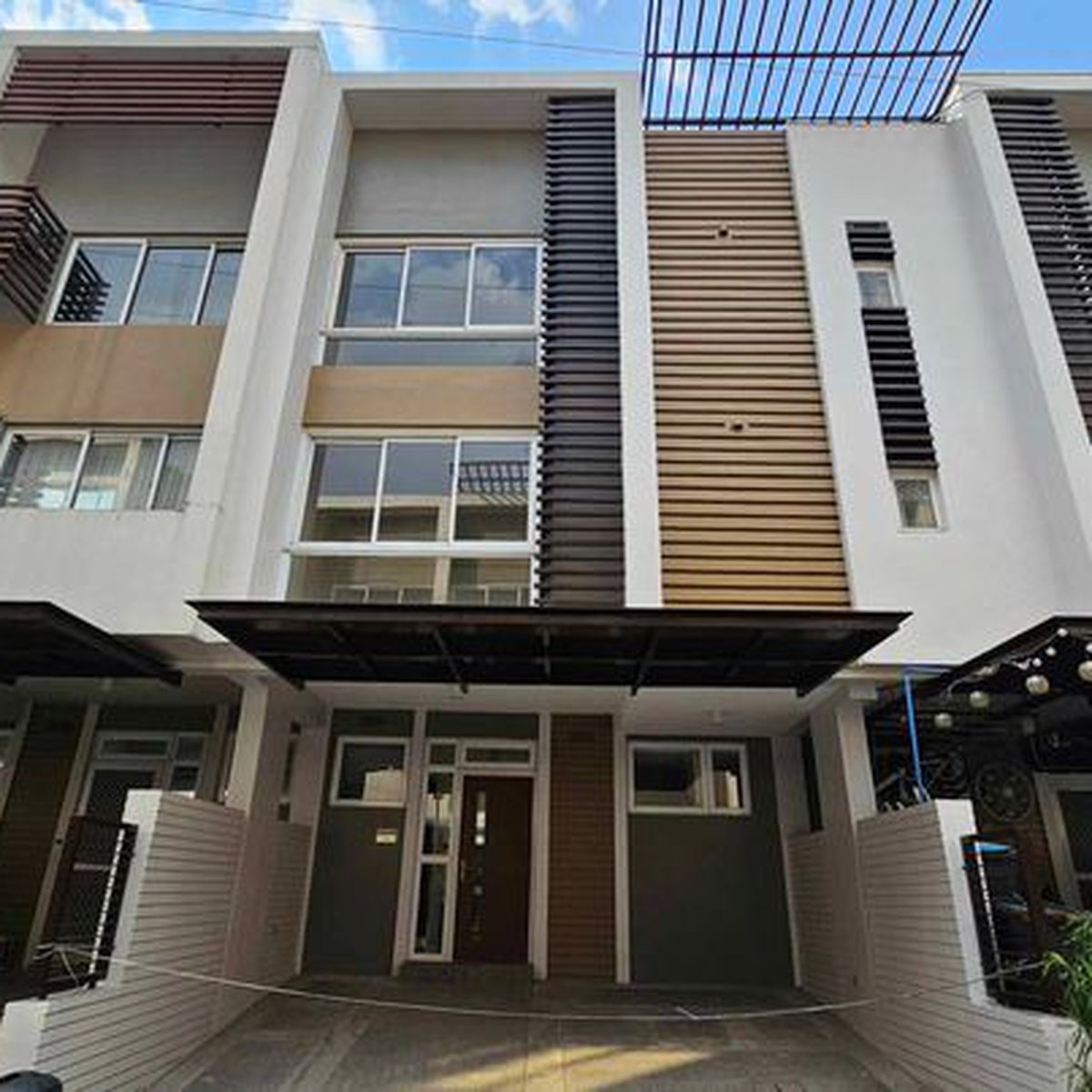 3-bedroom 68 Roces Townhouse in Diliman Quezon City / QC Metro Manila ...