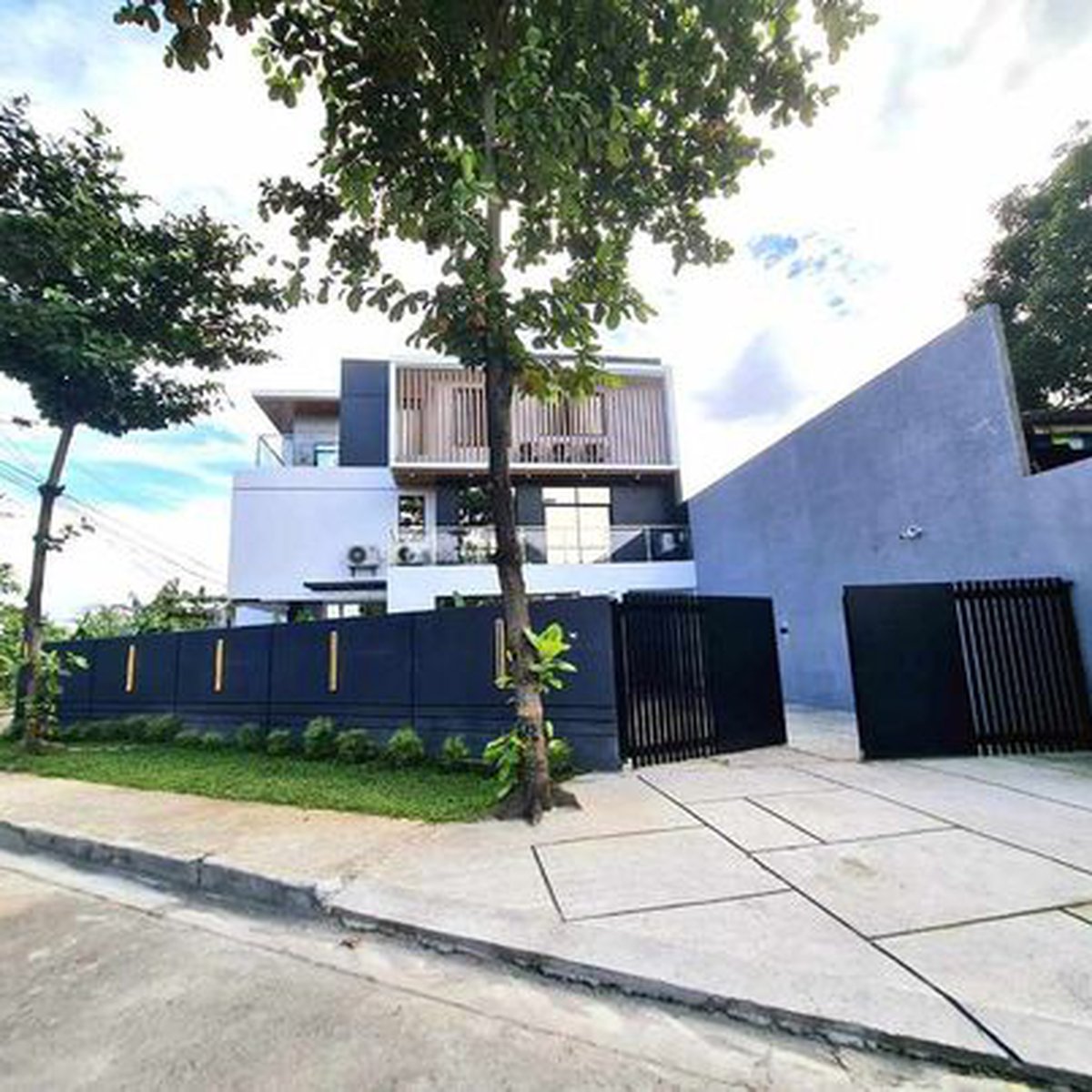 5bedroom Corner House and Lot For Sale in West Fairview Quezon City