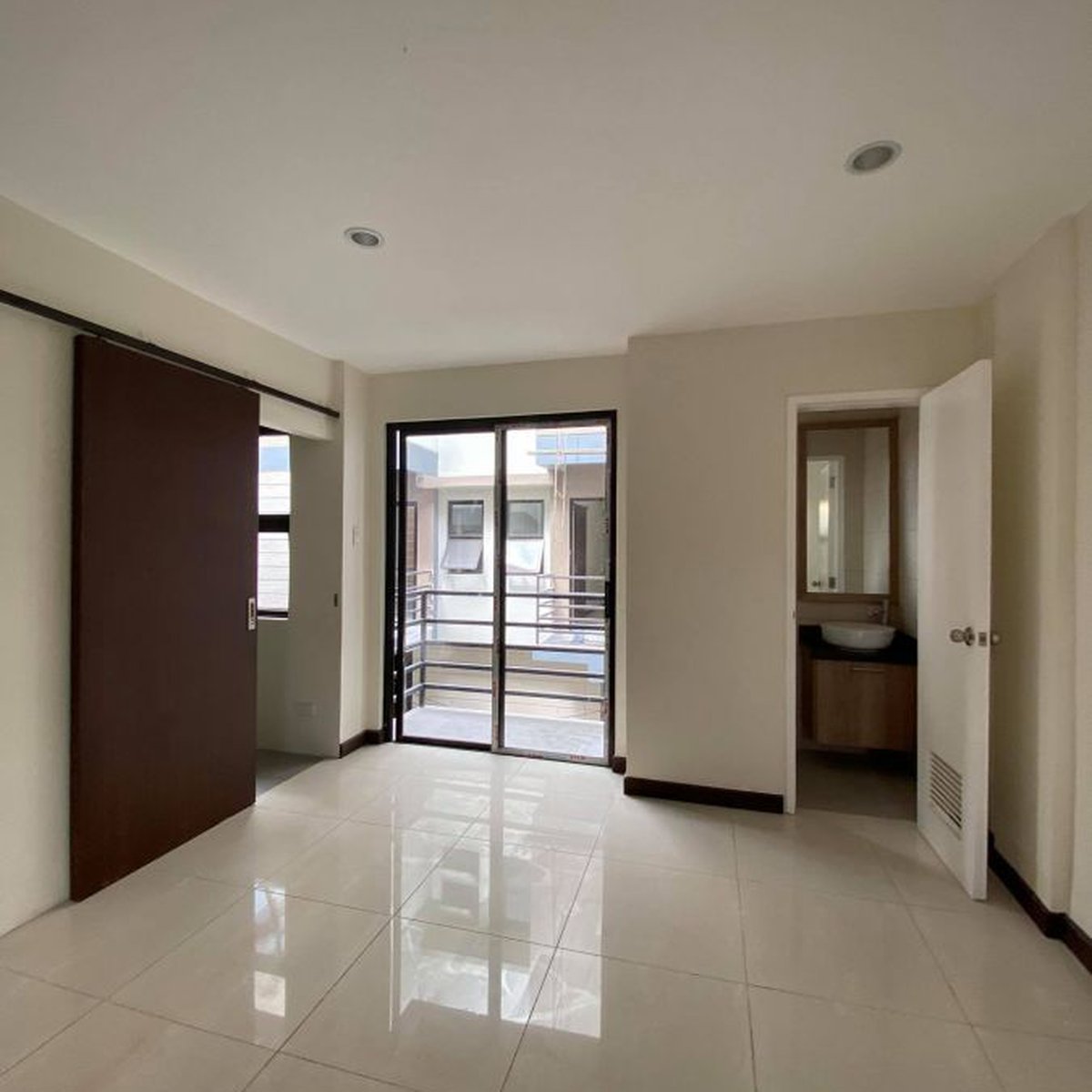 Brand new townhouse 2 bedroom with Car Park in Tugatog Malabon [House