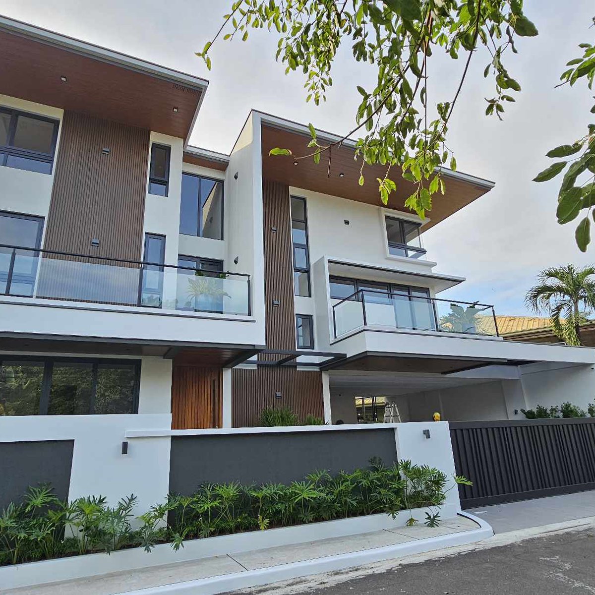 7 Bedroom House and Lot for Sale in Mira Nila Quezon City [House and