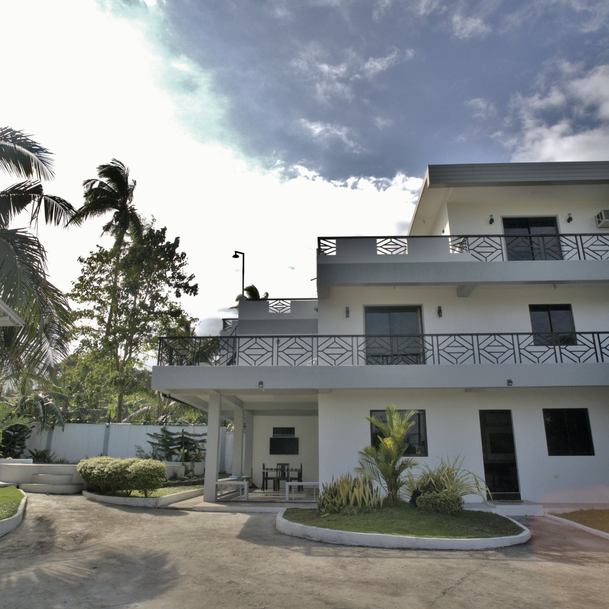 5bedroom Single Attached Three Story House with Swimming Pool [House