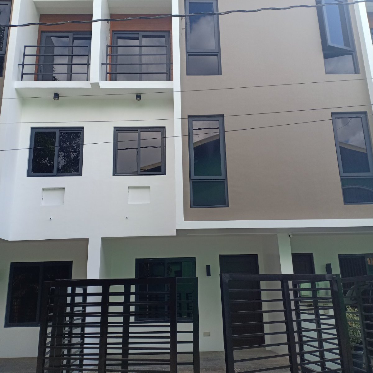 Townhouse for Sale in Mindanao Avenue Novaliches Quezon City [House and