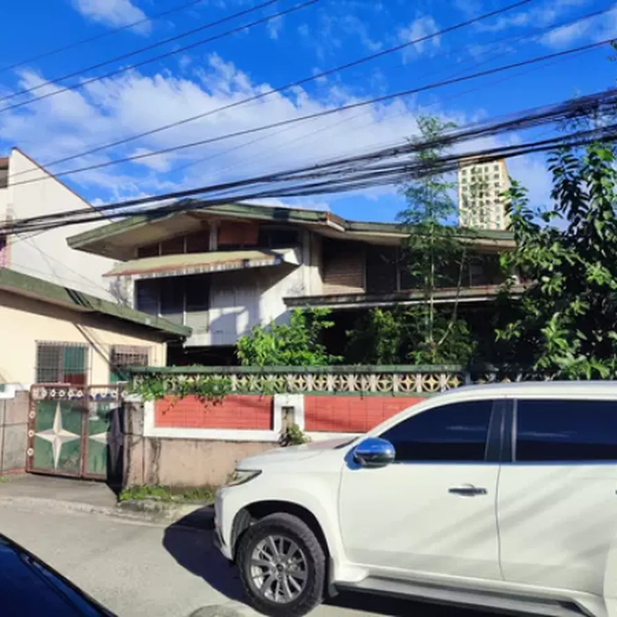 Lot For Sale in Project 4, Quezon City with Dilapidated House [Lot 🚜