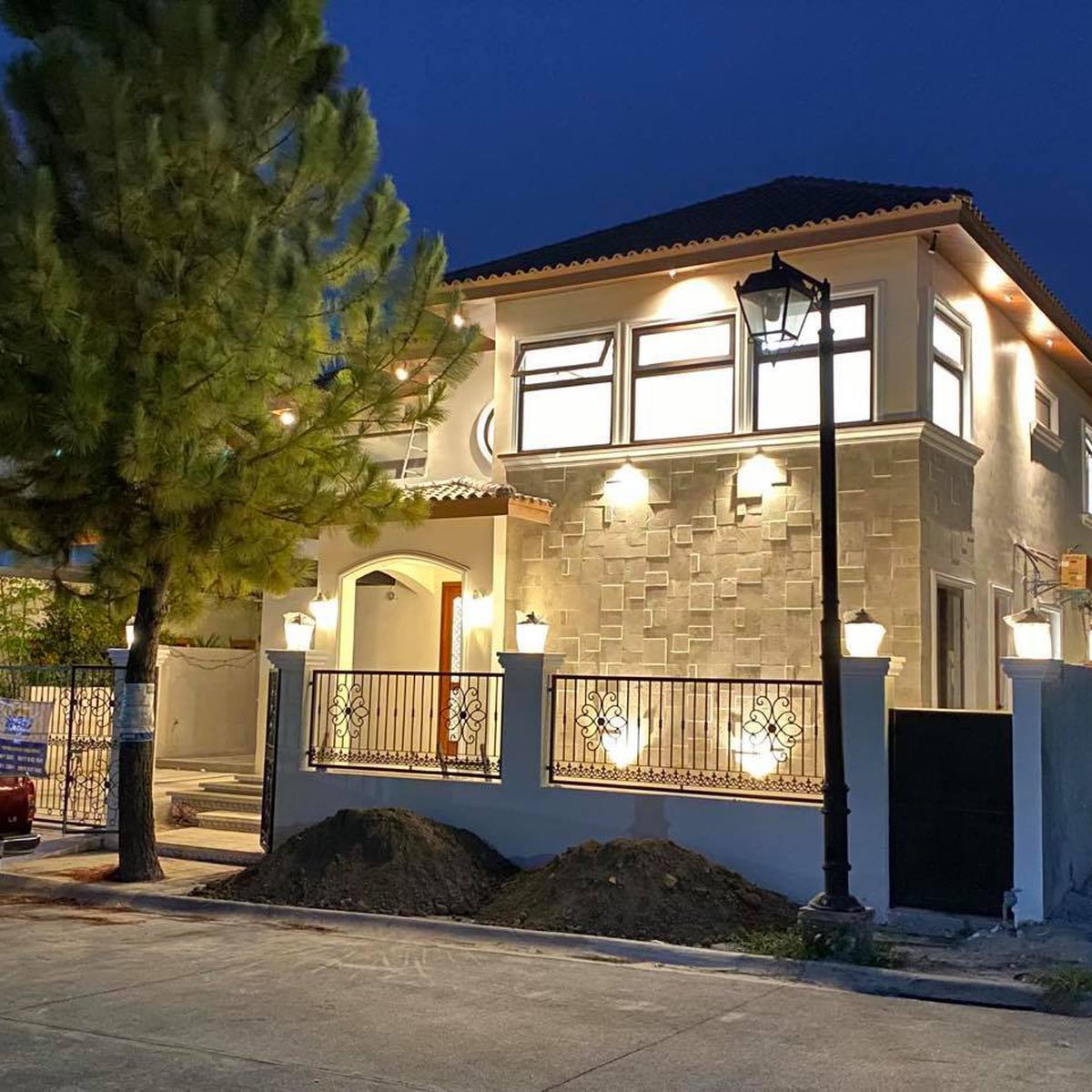 4 Bedroom brand New House and Lot in Portofino Alabang [House and Lot 🏘