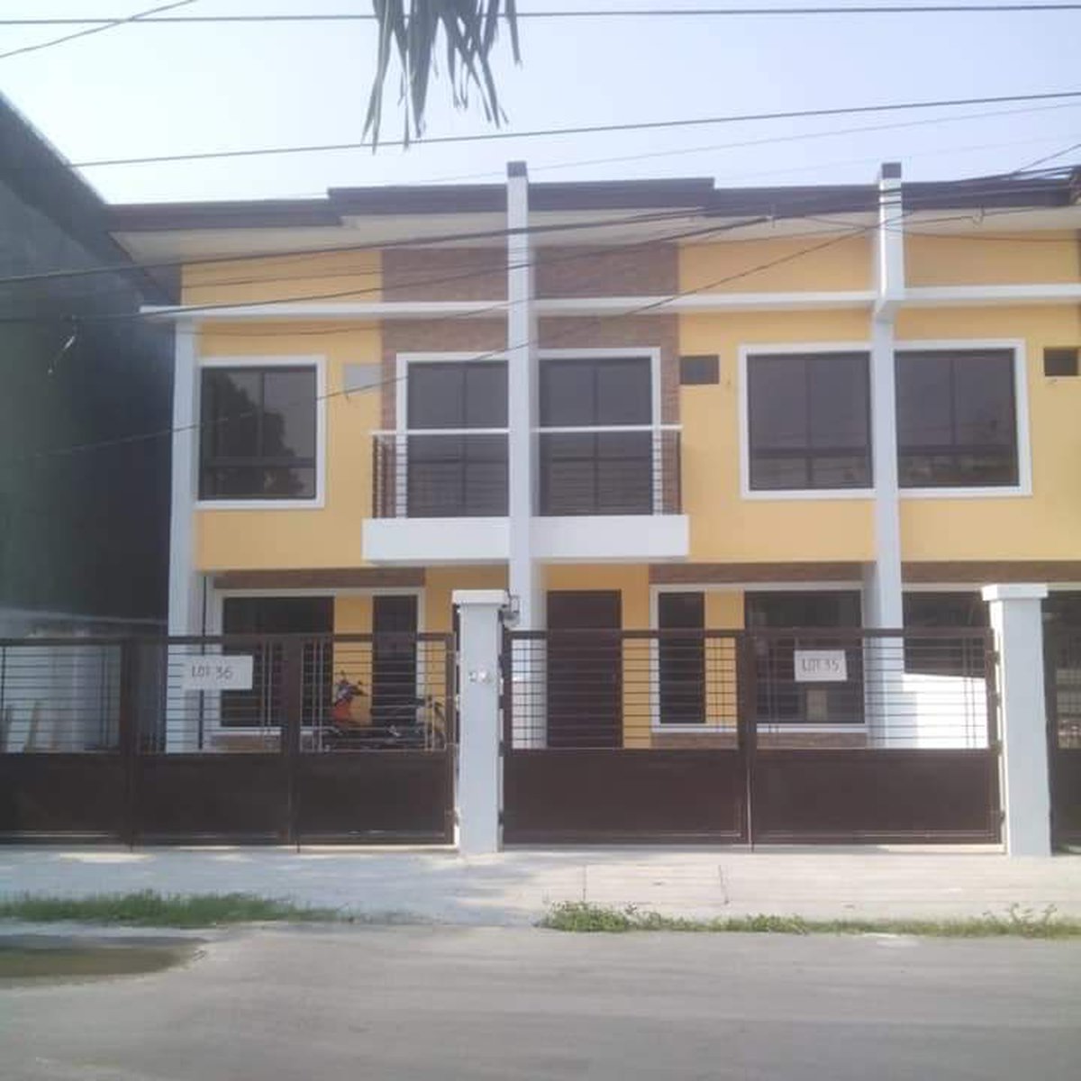 3bedroom Townhouse 2 toilet & Bath For Sale in Las Piñas Metro Manila