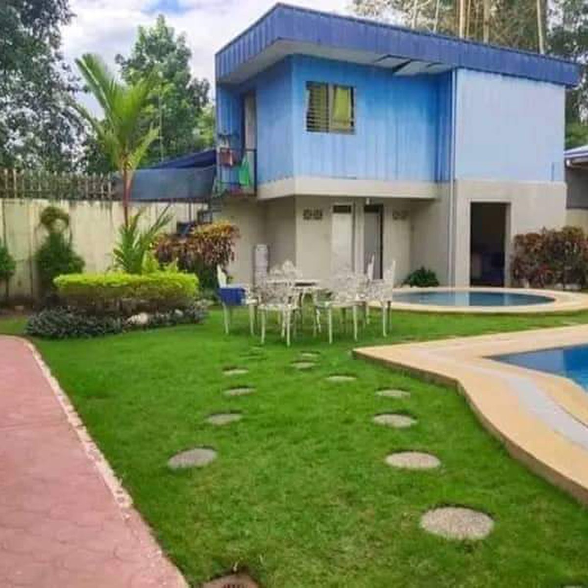 Single Detached House with 2 swimming pool For Sale in Antipolo Rizal