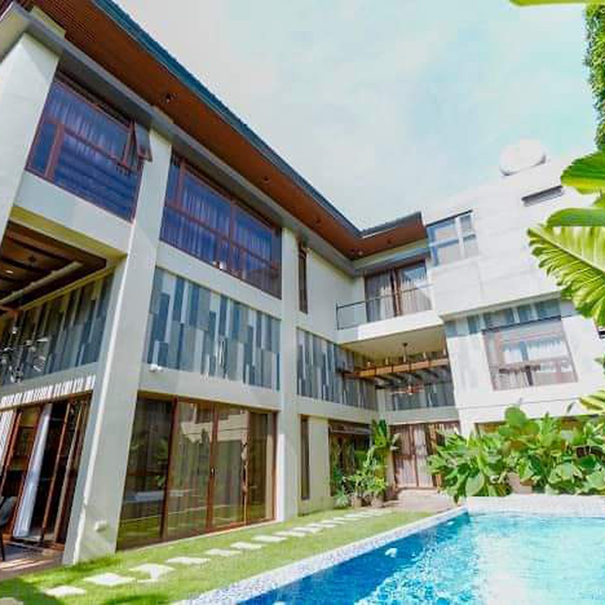 6Bedroom Brandnew Modern & Luxurious House For Sale in Parañaque