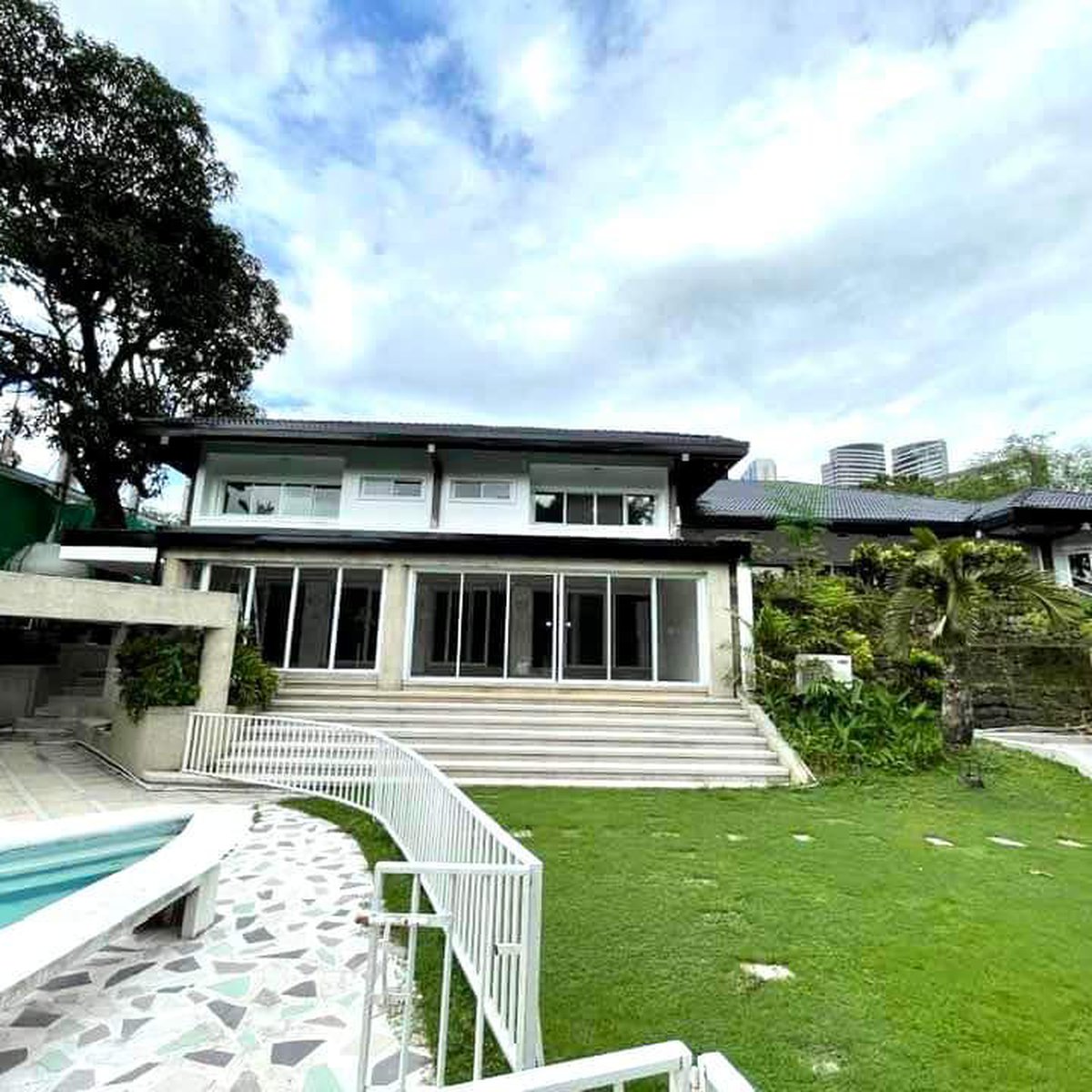 5bedroom Single Detached House For Rent in South Forbes Park [House