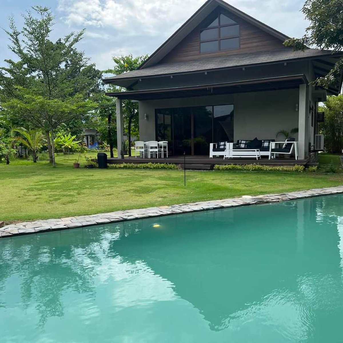 180 sqm Beach front Property For Sale in Danao Cebu [Beach Property 🏖️