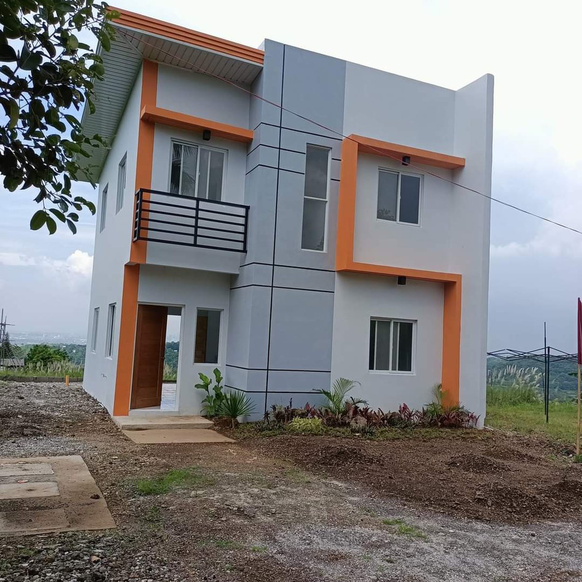 Overlooking single attached home [House and Lot 🏘️] (August 2024) in