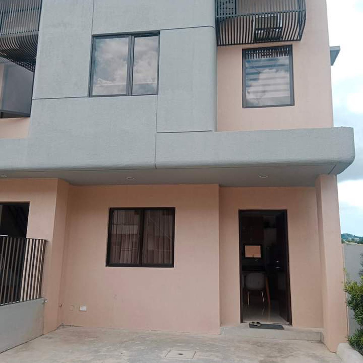 3bedroom Townhouse For Sale in Rodriguez (Montalban) Rizal [House and