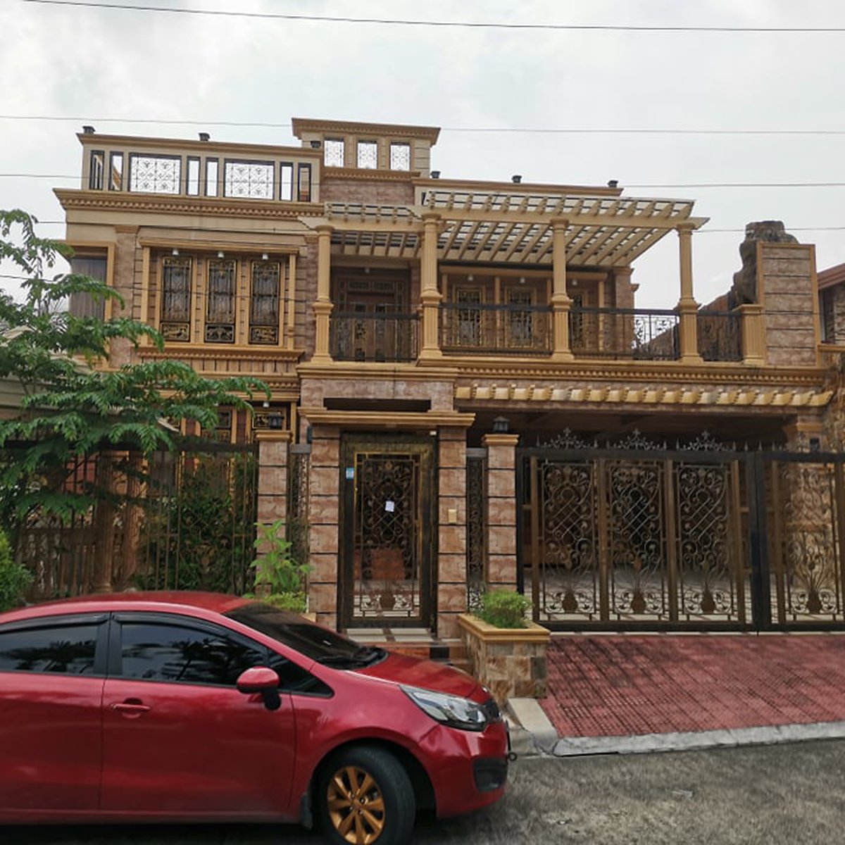 3 BEDROOMS FULLY FURNISHED HOUSE AND LOT IN QUEZON CITY FOR RENT [House