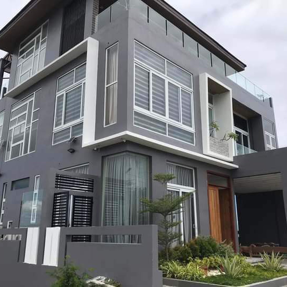 6bedroom Single Detached House For Rent in Mactan LapuLapu Cebu