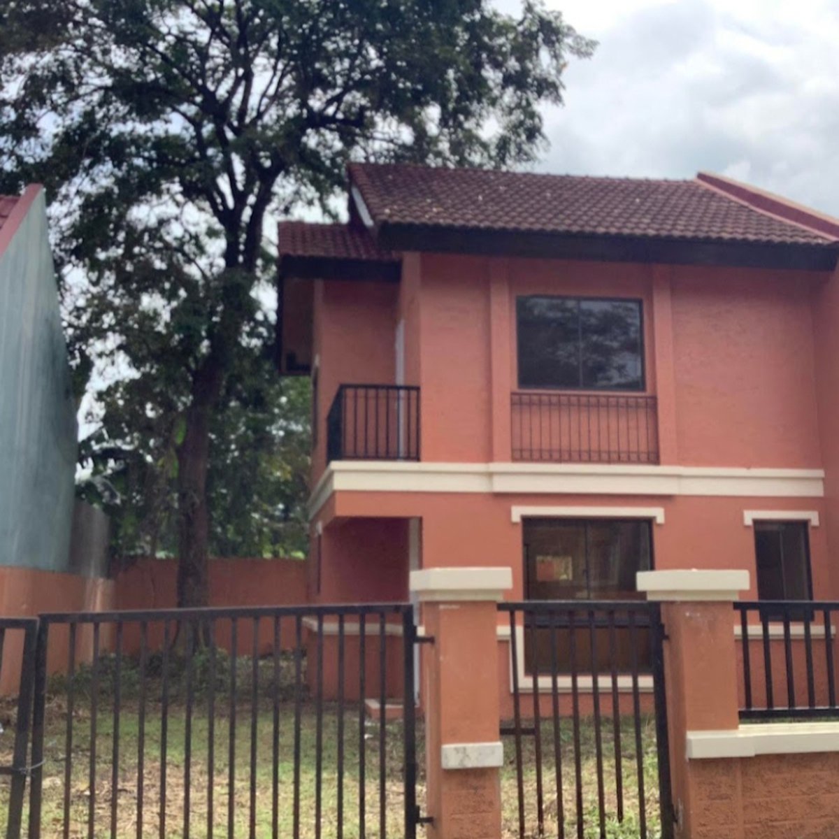 3bedroom Single Attached House For Sale in Molino Blvd. Bacoor Cavite