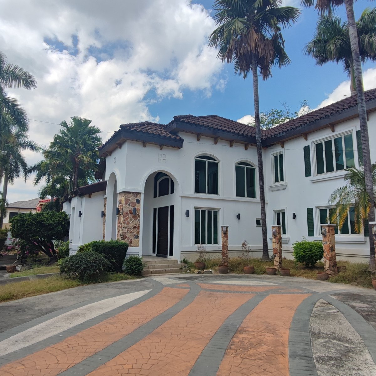 Huge House for Sale Angeles City Pampanga Near clark [House and Lot 🏘️] (March 2022) in Angeles