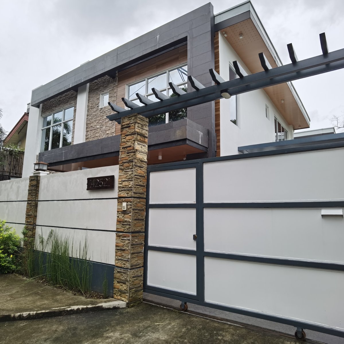 For Sale 2Storey 5BR New Modern House in Sun Valley Subd Paranaque