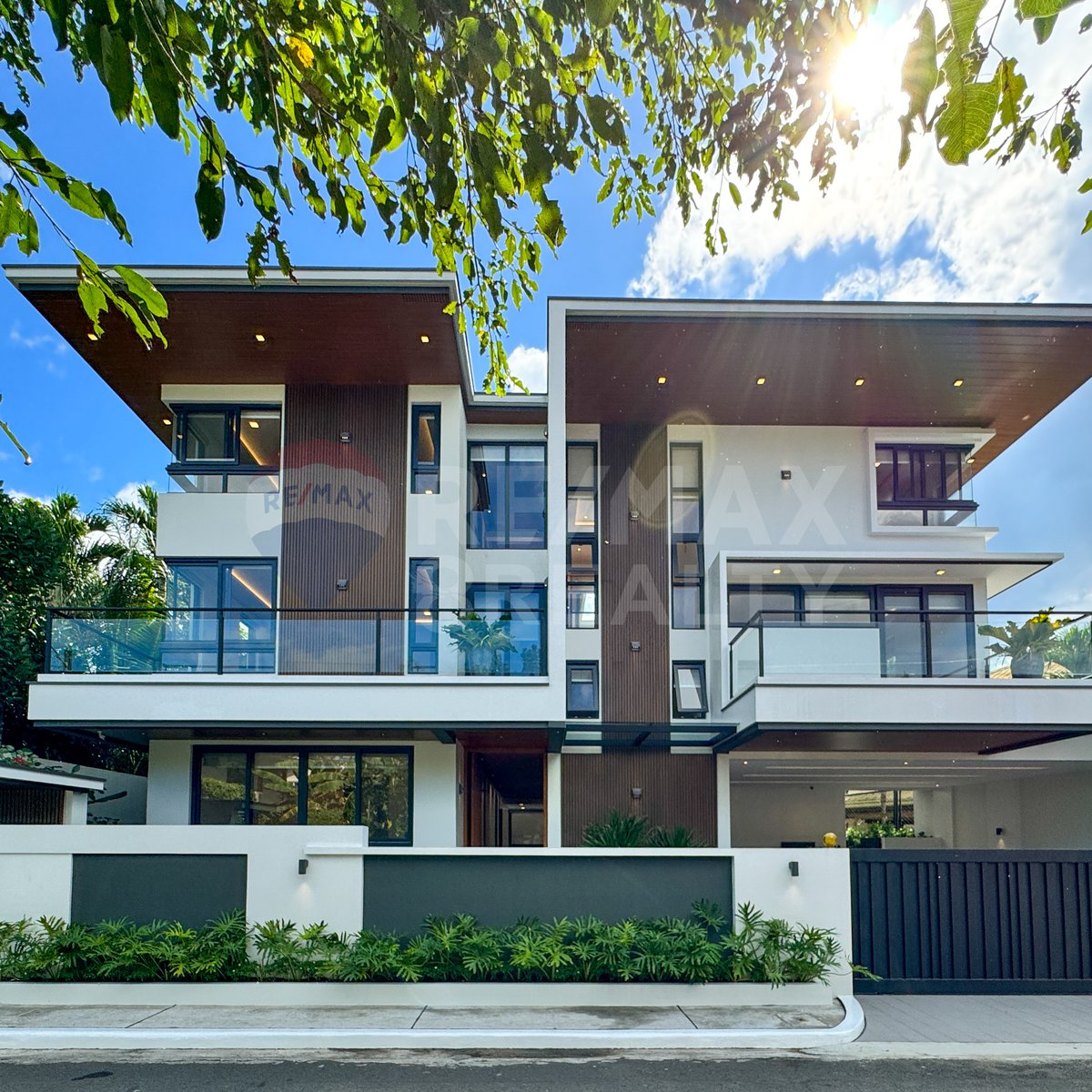 4Storey House and Lot for Sale in MiraNila Homes Quezon City [House