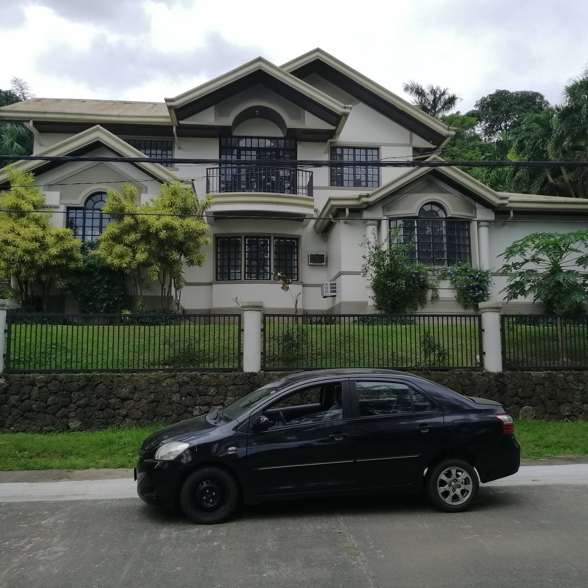 Best Buy House and Lot NEAR ATENEO & UP Diliman LOYOLA GRAND VILLAS