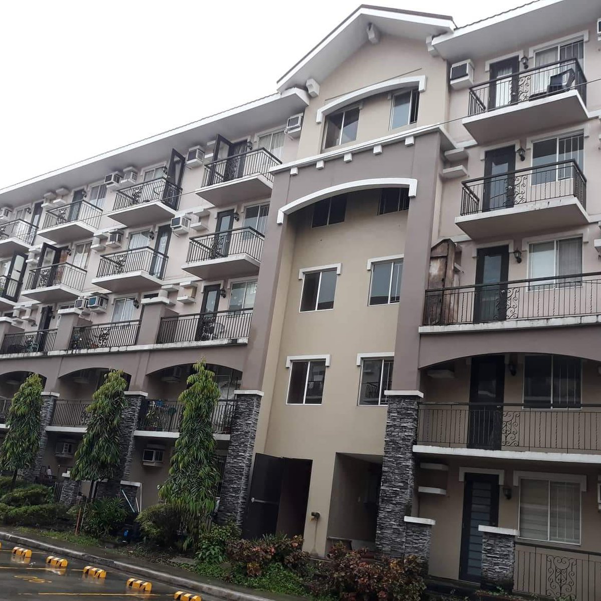 Selling undervalued deal Arezzo Place Pasig PHINMA Developer Location