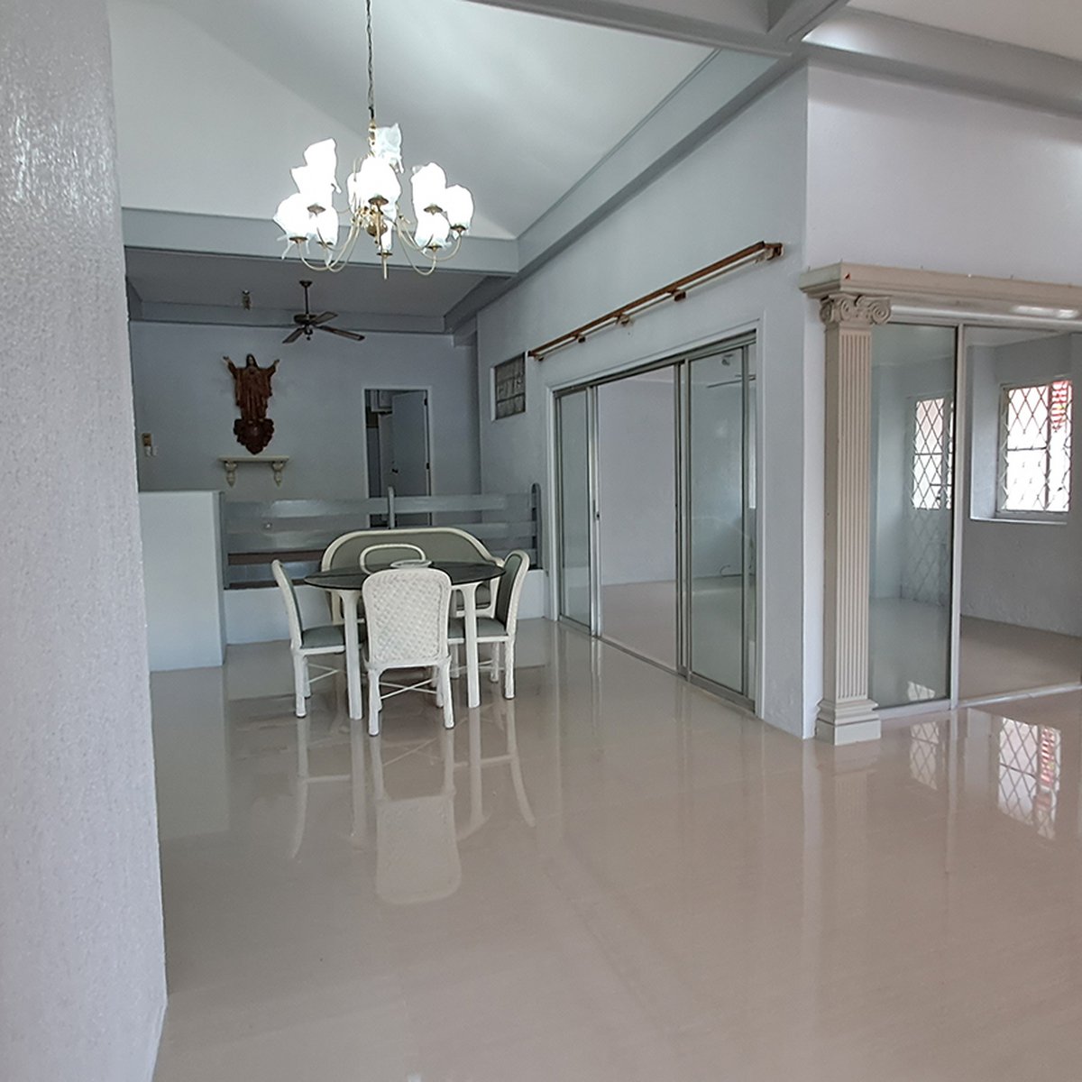 Spacious bungalow in Villa Gloria Angeles City [House and Lot 🏘️