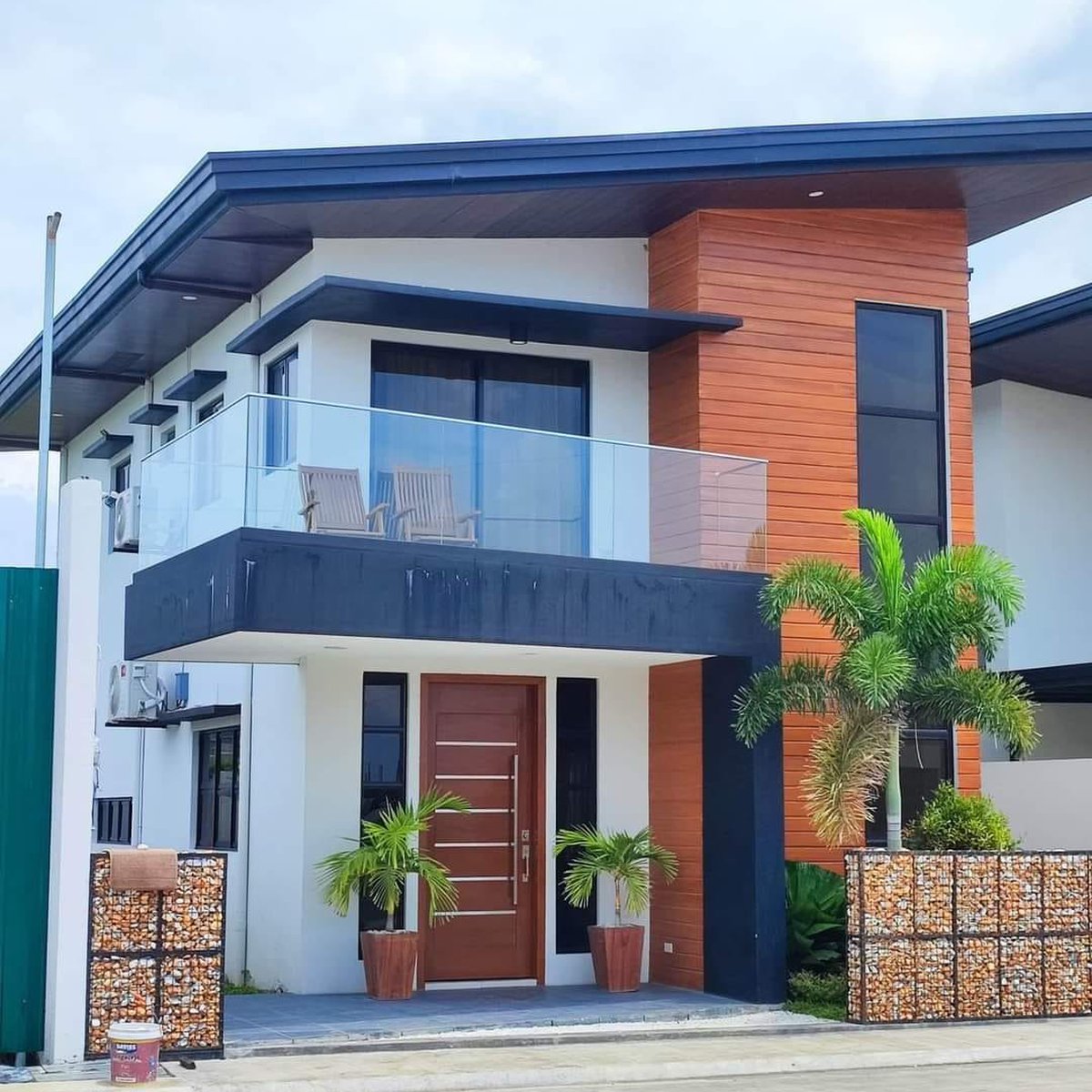 Luxury 4 Bedroom Single Attached House and Lot For Sale in Candelaria