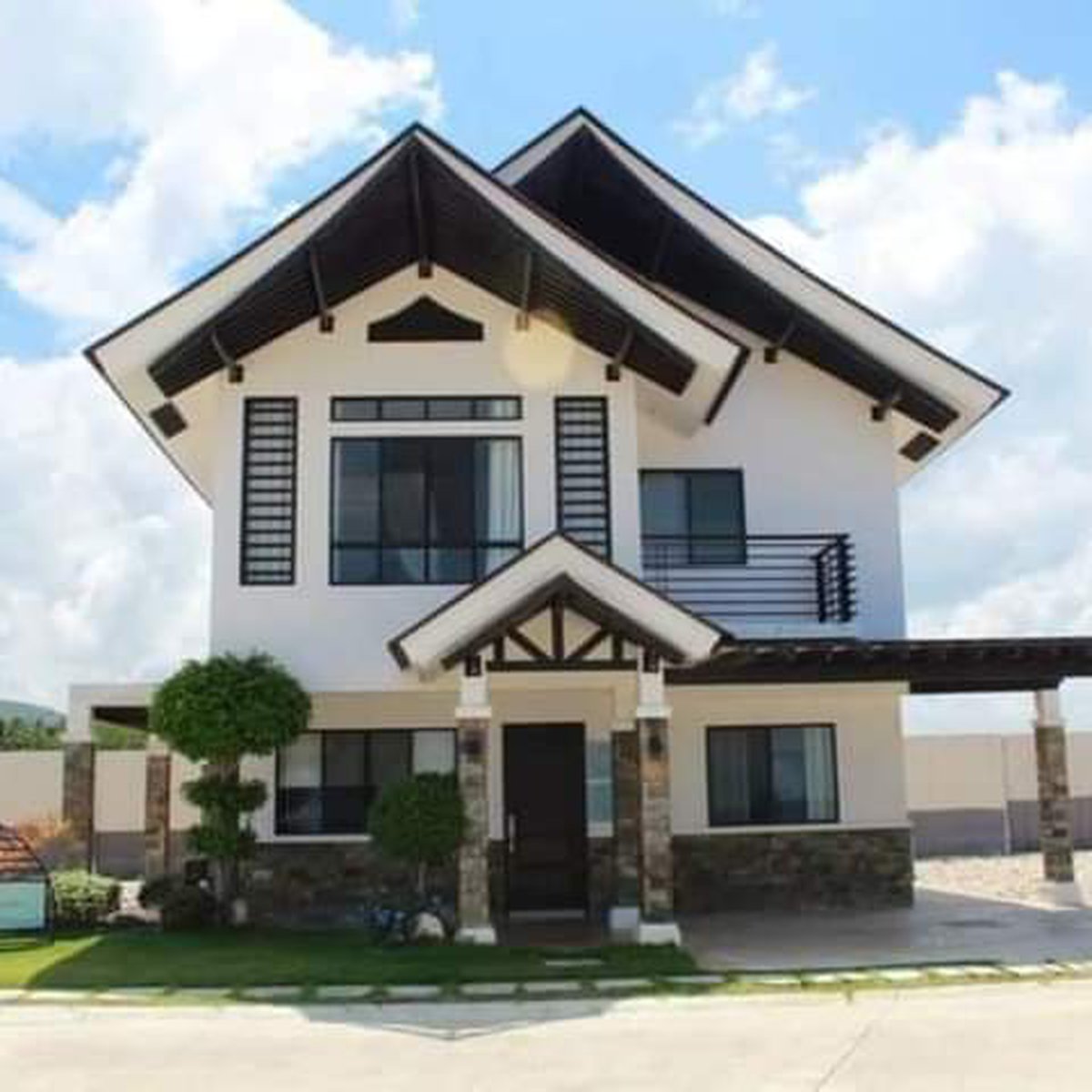 RFO 2 STOREY ,SINGLE DETACHED BEACHFRONT H&L IN ARGAO,CEBU [House and