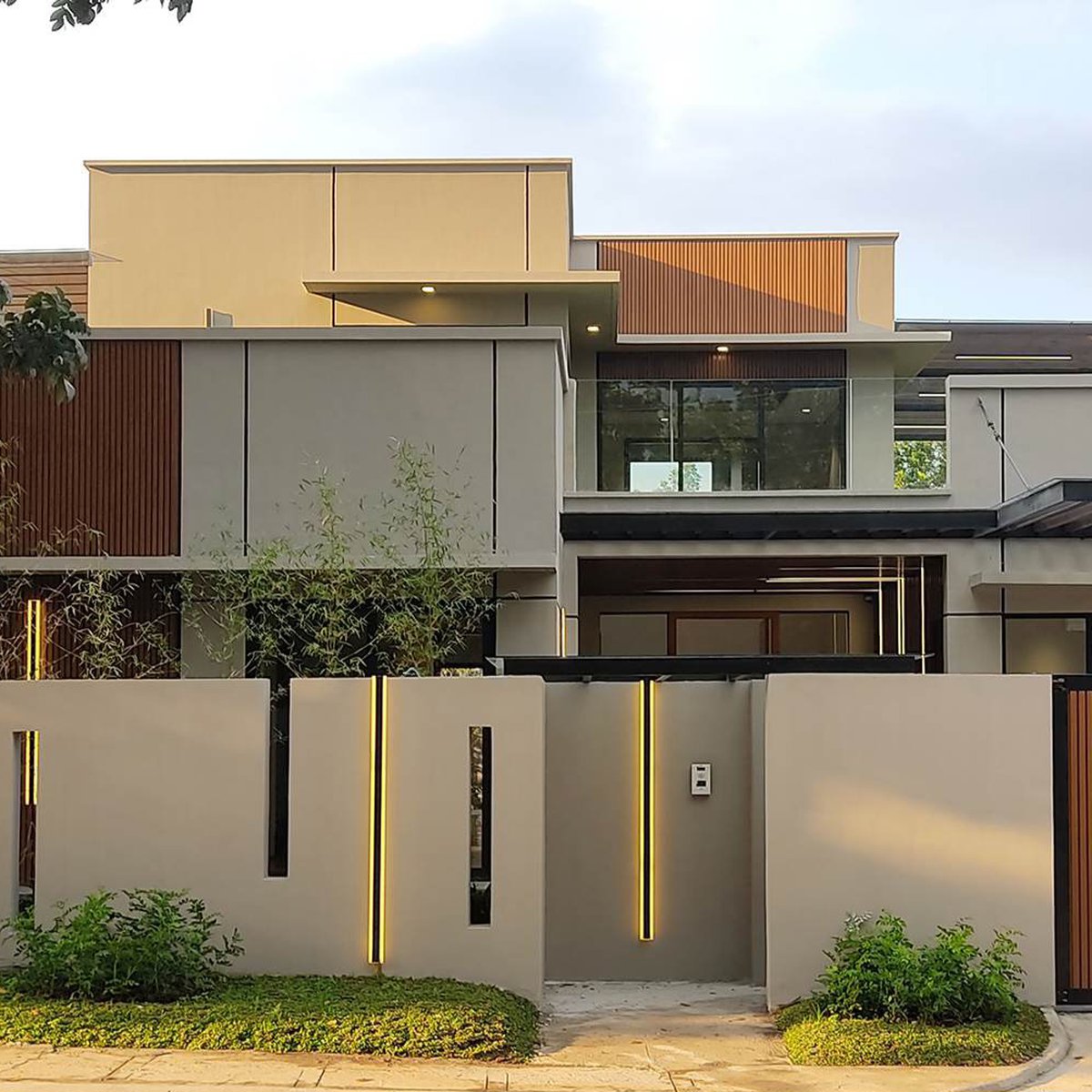 Modern House For sale in Manila Southwoods [House and Lot 🏘️] (March