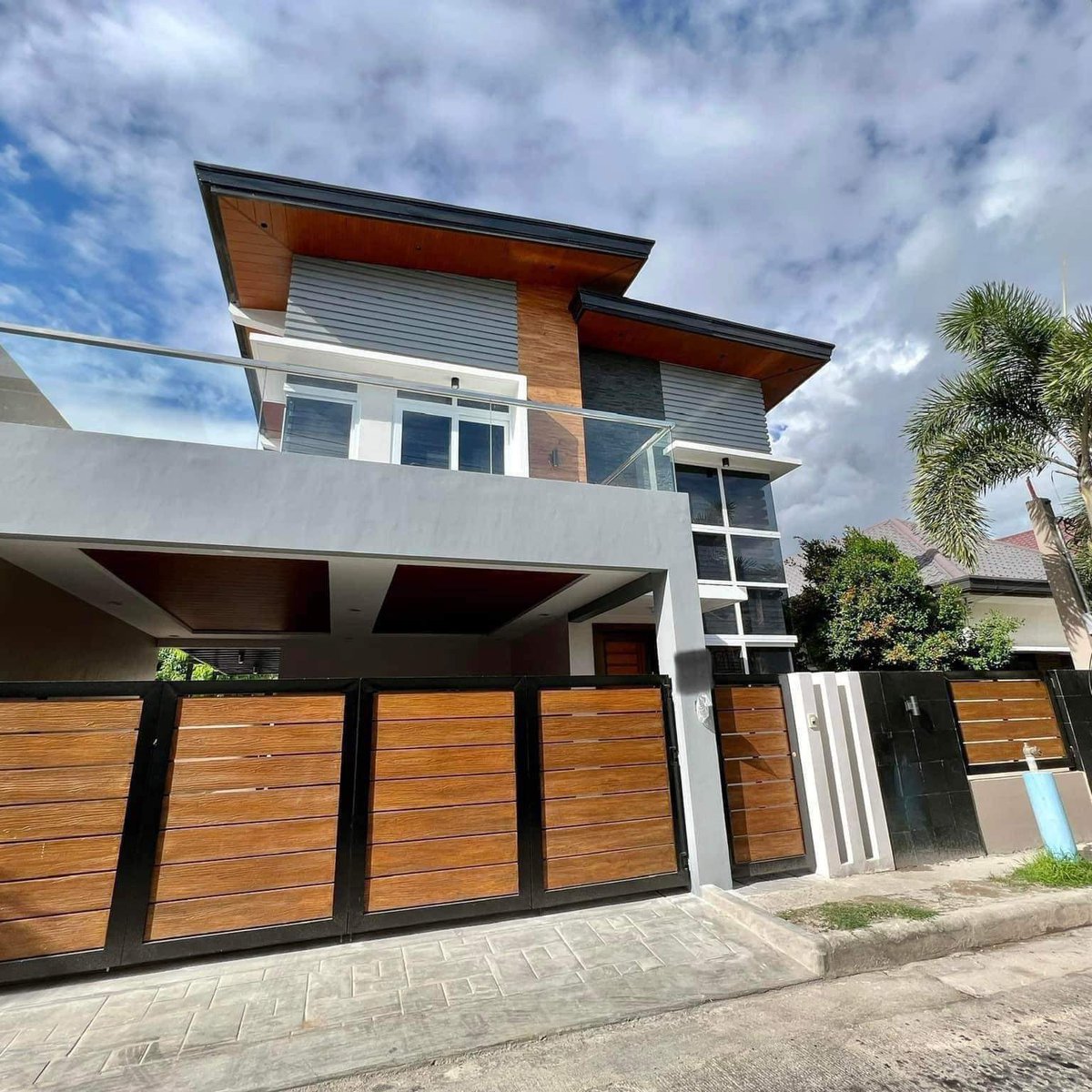 Elegant Modern House with Pool For Sale Angeles City [House and Lot 🏘️