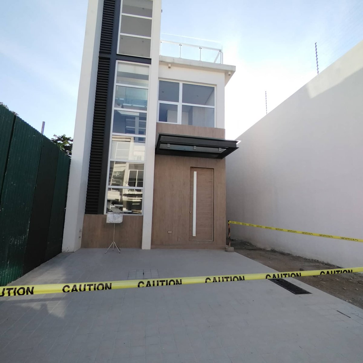 House for sale capitol Hills Quezon city near Tandang sora [House and