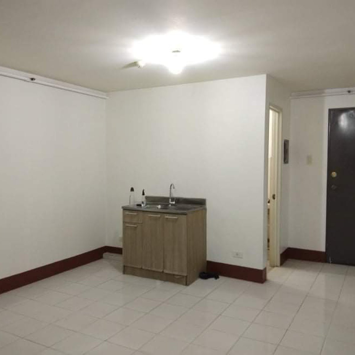 Midrise condominium building near in LRT/MRT Edsa Pasay Near in MOA