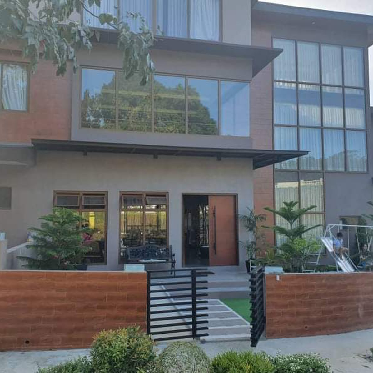 Modern House For Sale in Lindenwood Residences Muntinlupa City [House