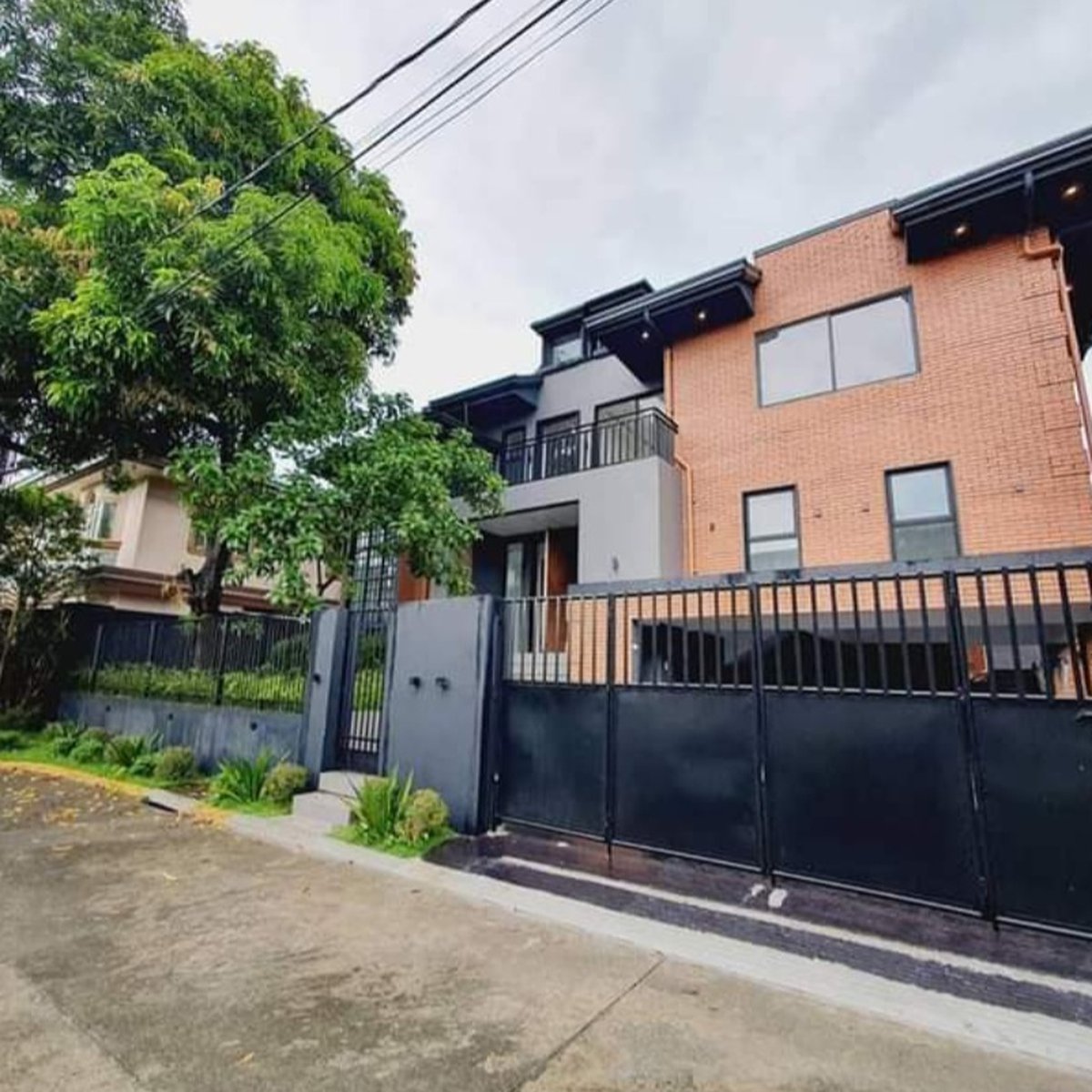 Modern House for sale in Batasan Hills Quezon City [House and Lot 🏘️