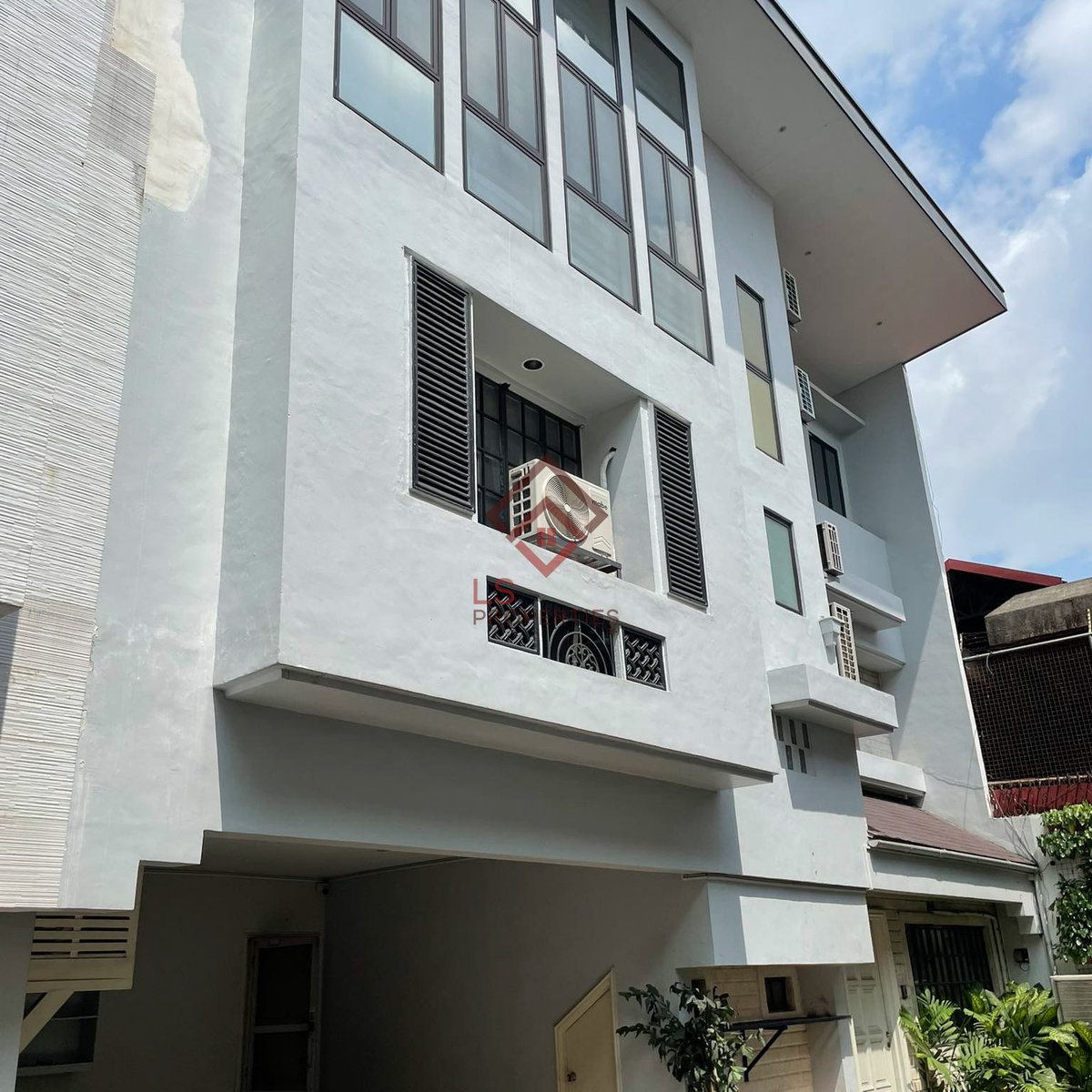 FOR SALE 6BR 3Storey Townhouse in 13th St, Quezon City near Gilmore